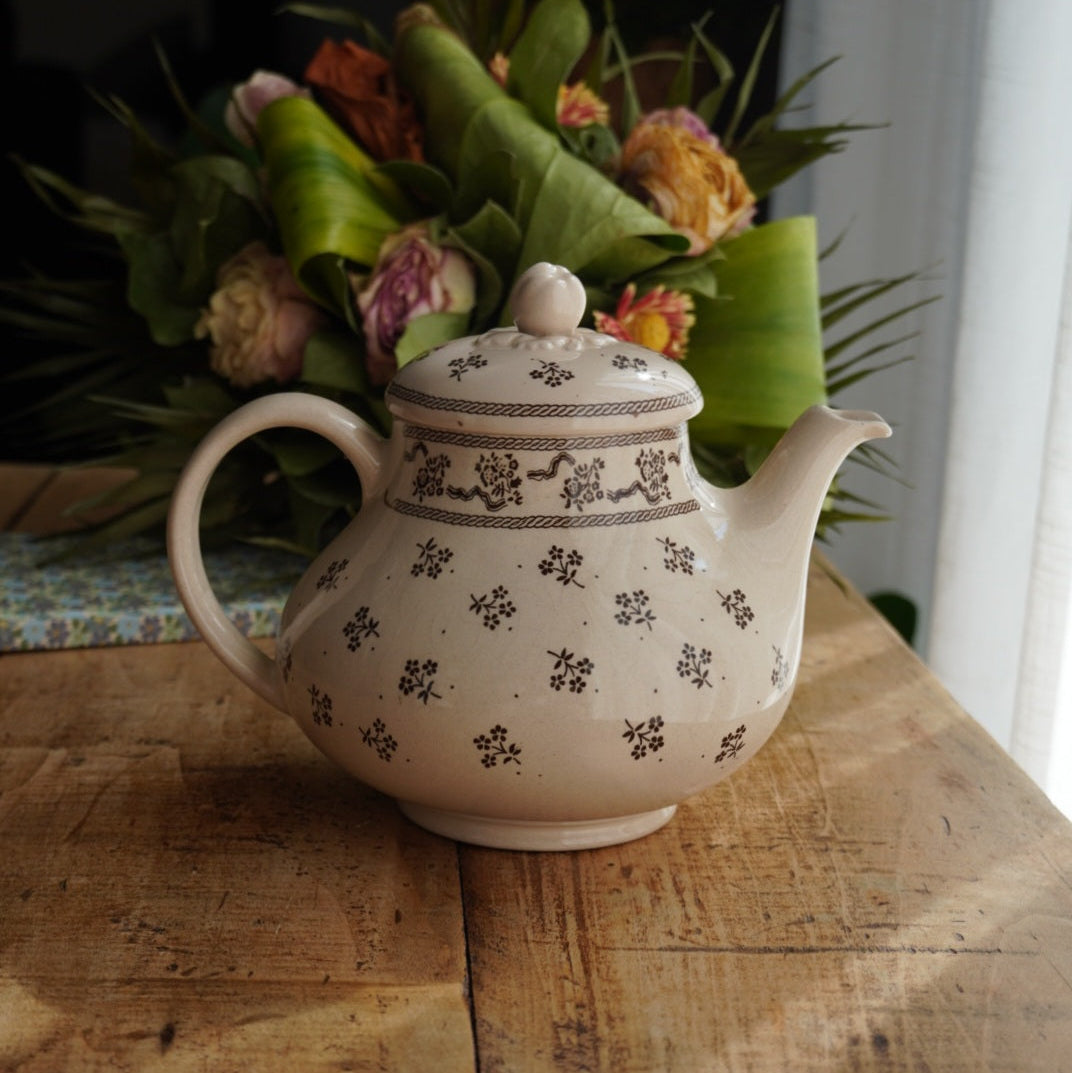 Théière "Suzy" en faïence anglaise fleurie marronée Johnson Brothers modèle Petite Fleur