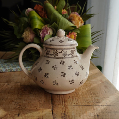Théière "Suzy" en faïence anglaise fleurie marronée Johnson Brothers modèle Petite Fleur