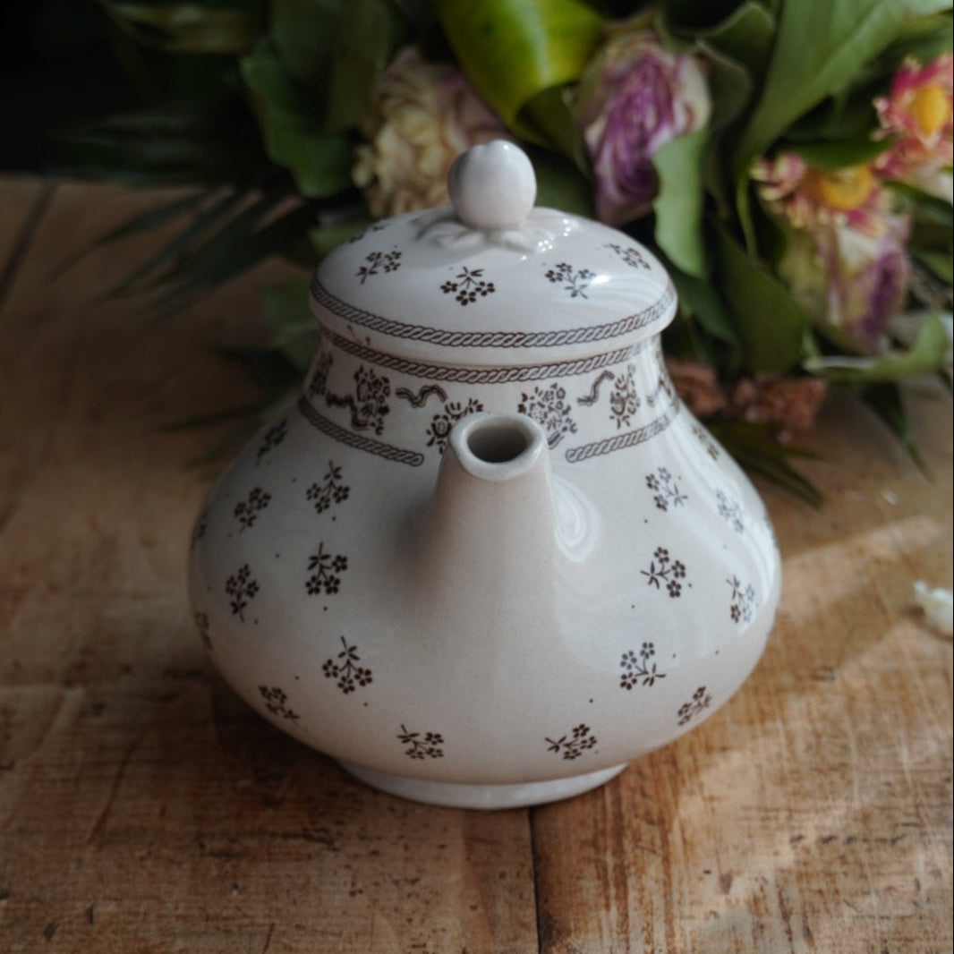 Théière "Suzy" en faïence anglaise fleurie marronée Johnson Brothers modèle Petite Fleur