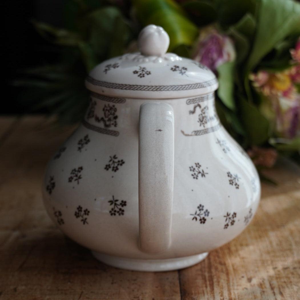 Théière "Suzy" en faïence anglaise fleurie marronée Johnson Brothers modèle Petite Fleur
