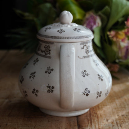 Théière "Suzy" en faïence anglaise fleurie marronée Johnson Brothers modèle Petite Fleur