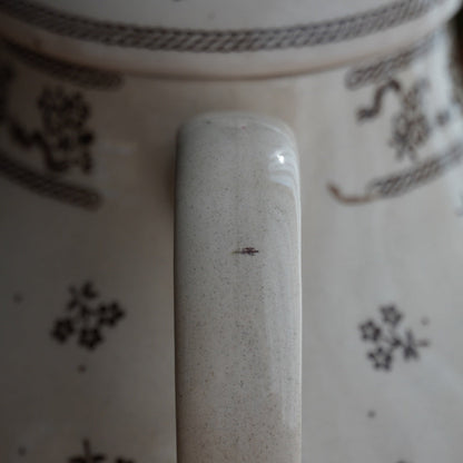 Théière "Suzy" en faïence anglaise fleurie marronée Johnson Brothers modèle Petite Fleur