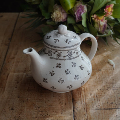 Théière "Suzy" en faïence anglaise fleurie marronée Johnson Brothers modèle Petite Fleur