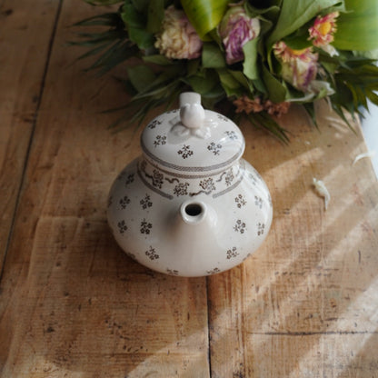 Théière "Suzy" en faïence anglaise fleurie marronée Johnson Brothers modèle Petite Fleur