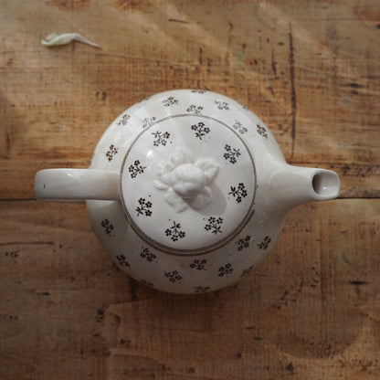 Théière "Suzy" en faïence anglaise fleurie marronée Johnson Brothers modèle Petite Fleur