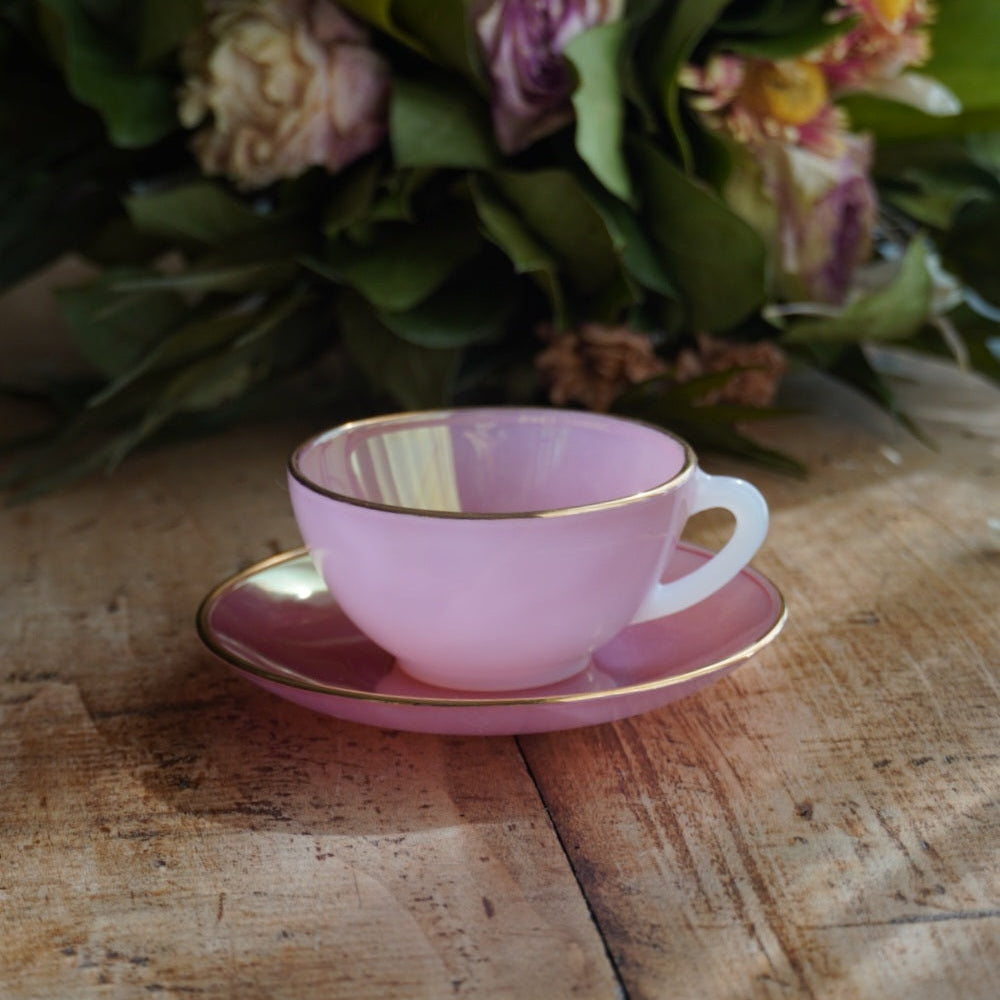 Tasse "Rainbow" Arlequin en verre opalin rose pastel et doré Arcopal