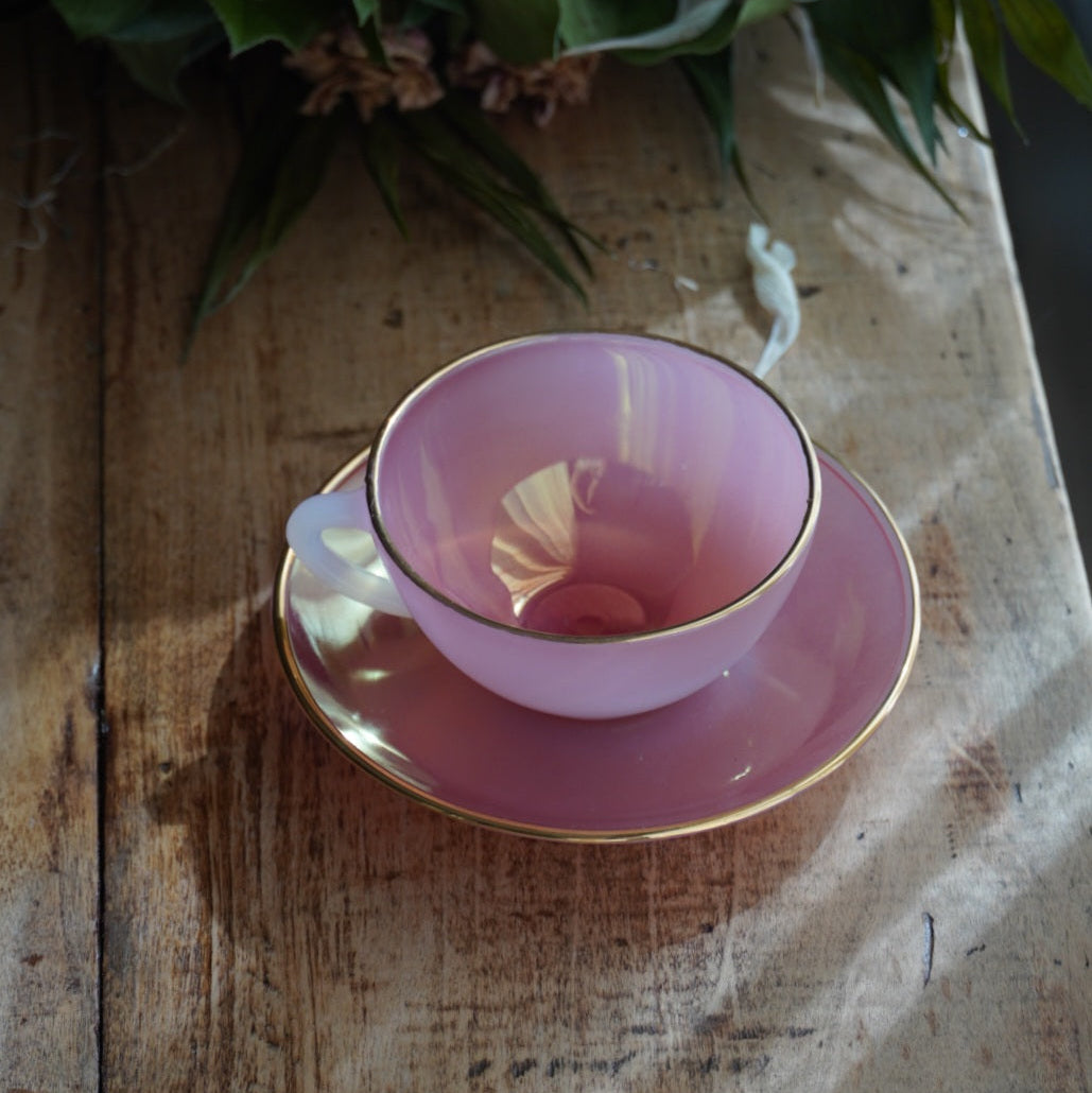 Tasse "Rainbow" Arlequin en verre opalin rose pastel et doré Arcopal