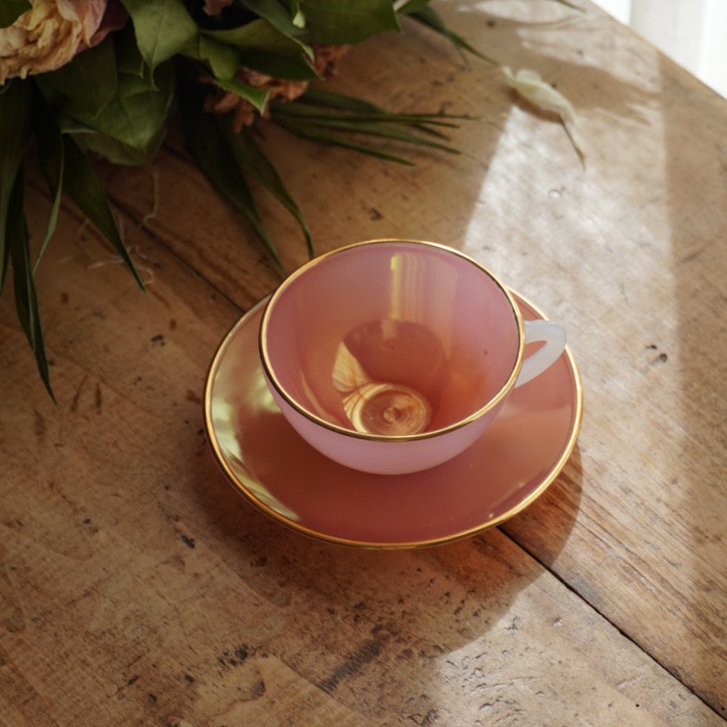 Tasse "Rainbow" Arlequin en verre opalin rose pastel et doré Arcopal