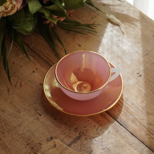 Tasse "Rainbow" Arlequin en verre opalin rose pastel et doré Arcopal
