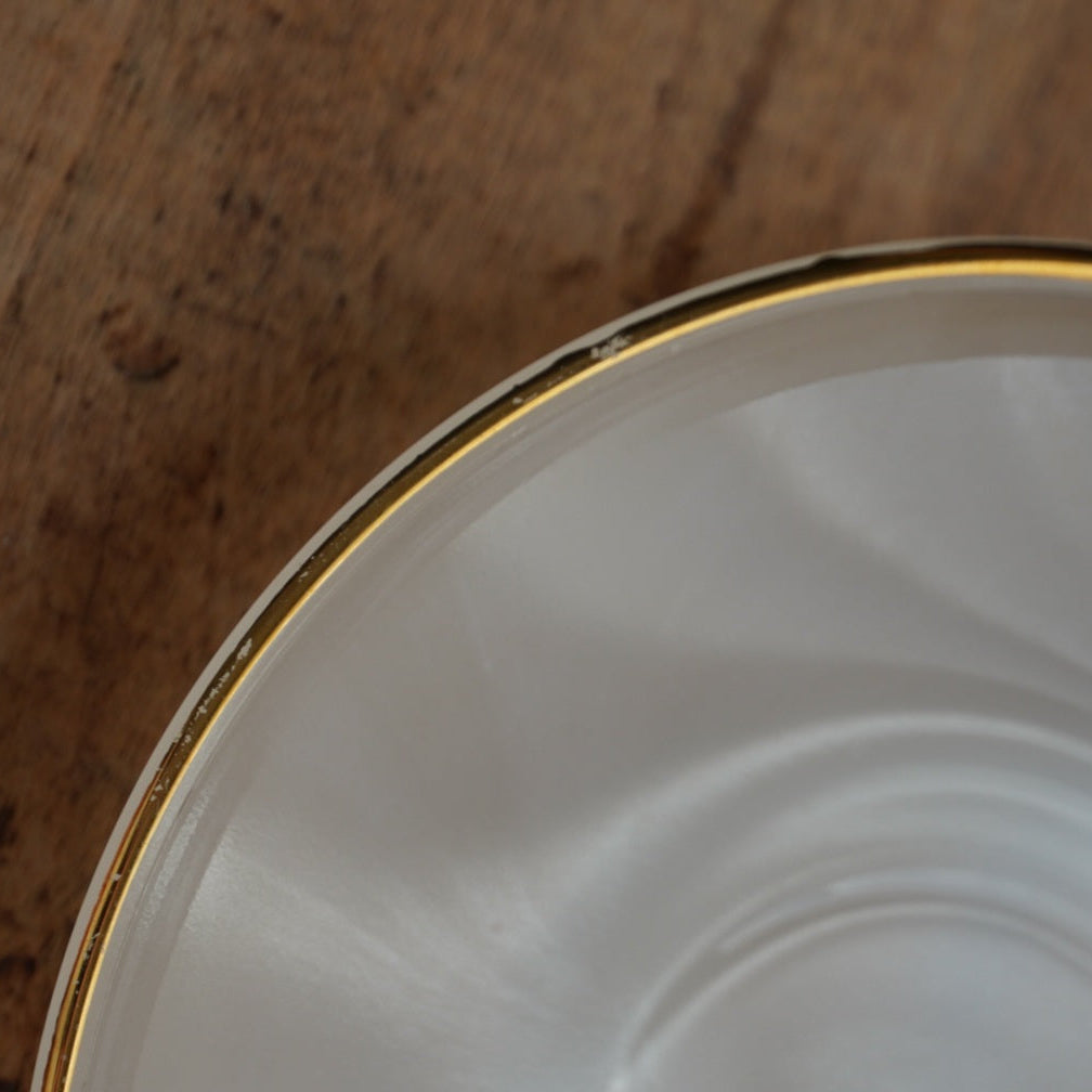 Tasse "Rainbow" Arlequin en verre opalin blanc pastel et doré Arcopal