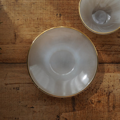 Tasse "Rainbow" Arlequin en verre opalin blanc pastel et doré Arcopal