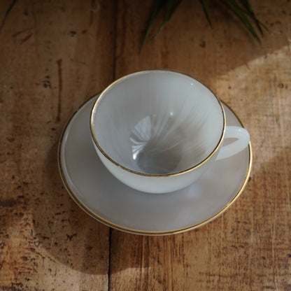 Tasse "Rainbow" Arlequin en verre opalin blanc pastel et doré Arcopal