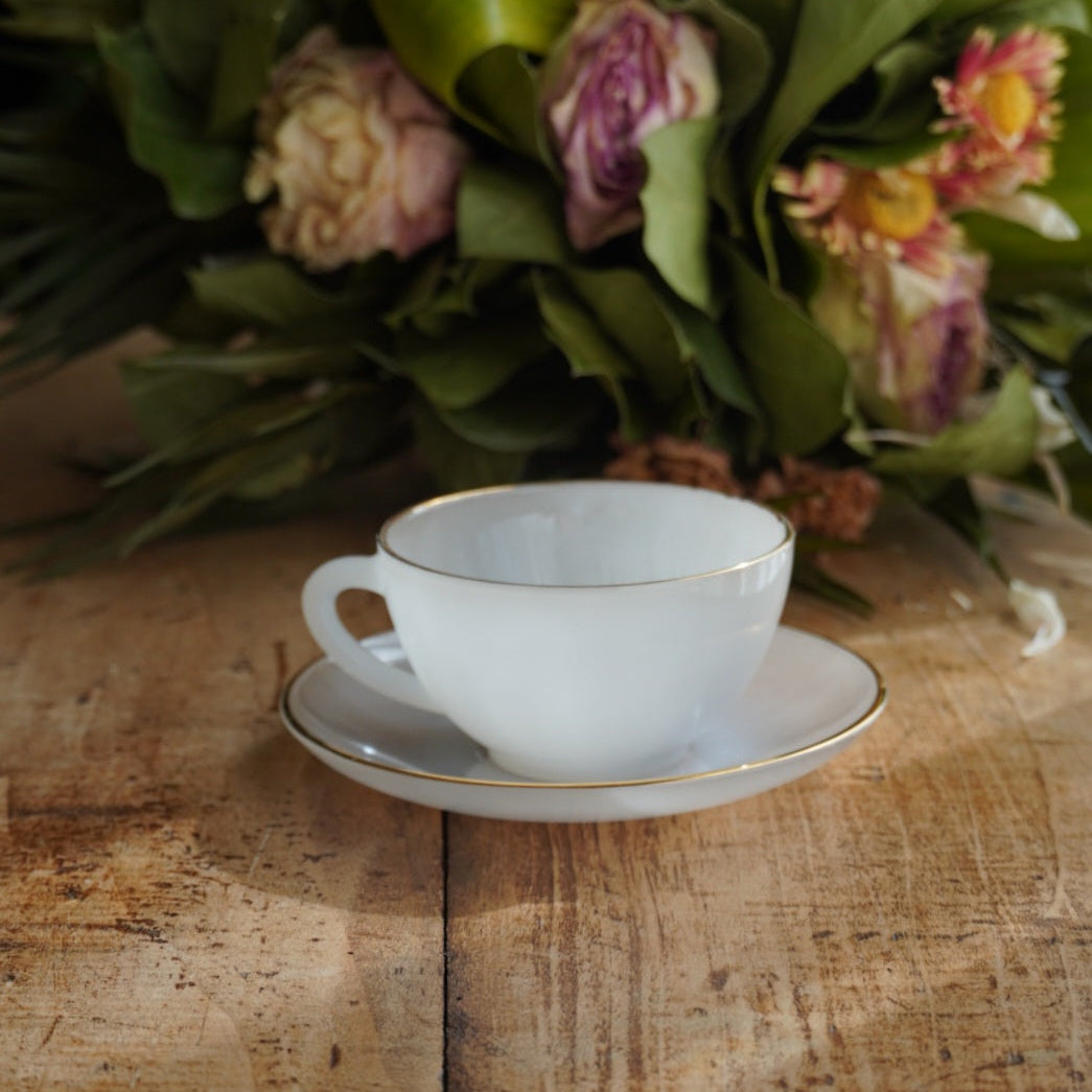 Tasse "Rainbow" Arlequin en verre opalin blanc pastel et doré Arcopal