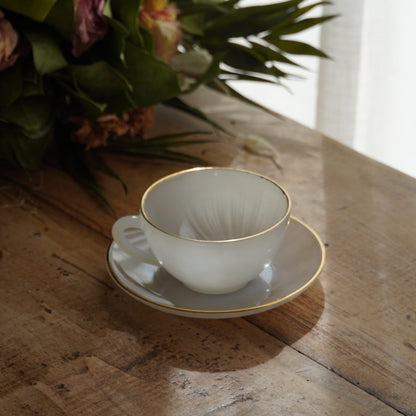 Tasse "Rainbow" Arlequin en verre opalin blanc pastel et doré Arcopal