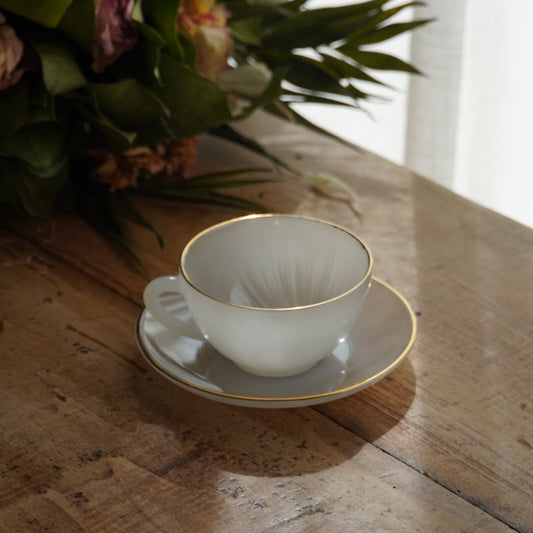 Tasse "Rainbow" Arlequin en verre opalin blanc pastel et doré Arcopal