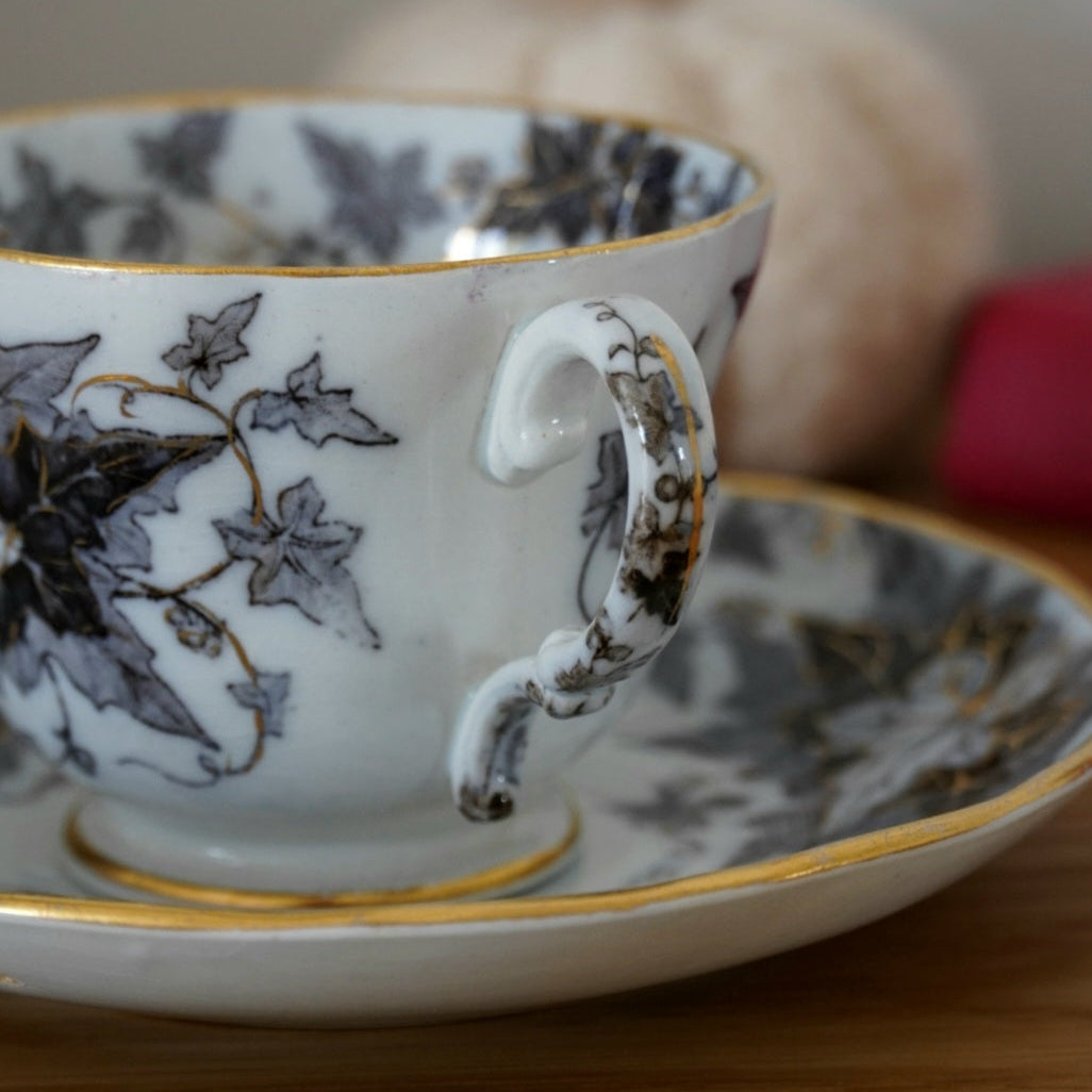Tasse "Fall" en porcelaine allemande Villeroy & Boch modèle Bryonia années 1900