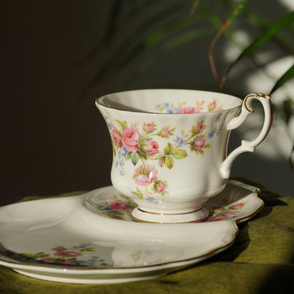 Set Tasse à Thé Vintage SHZMJL - Porcelaine Anglaise Rose Avec Soucoupe Et Cuillère, 200 Ml, Cadeau Idéal Cadeau Noël élégant Set Tasse à Thé Vintage SHZMJL - Porcelaine Anglaise Rose Avec Soucoupe Et Cuillère, 200 Ml, Cadeau Idéal Cadeau Noël élégant