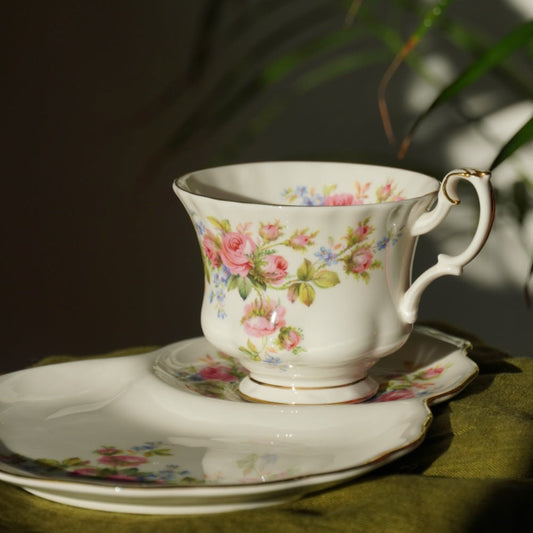 Tasse et sa grande sous-tasse "Rosie" en porcelaine anglaise Royal Albert modèle Moss Rose