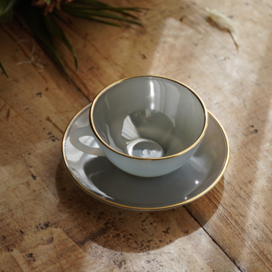 Tasse "Rainbow" Arlequin en verre opalin bleu/violet foncé pastel et doré Arcopal