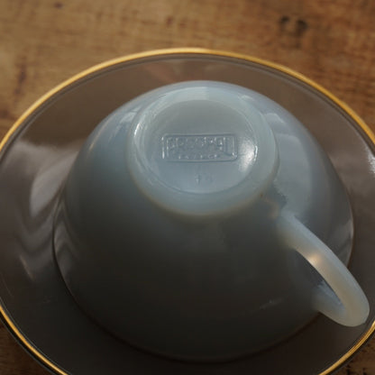 Tasse "Rainbow" Arlequin en verre opalin bleu/violet foncé pastel et doré Arcopal