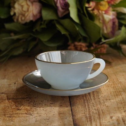 Tasse "Rainbow" Arlequin en verre opalin bleu/violet foncé pastel et doré Arcopal