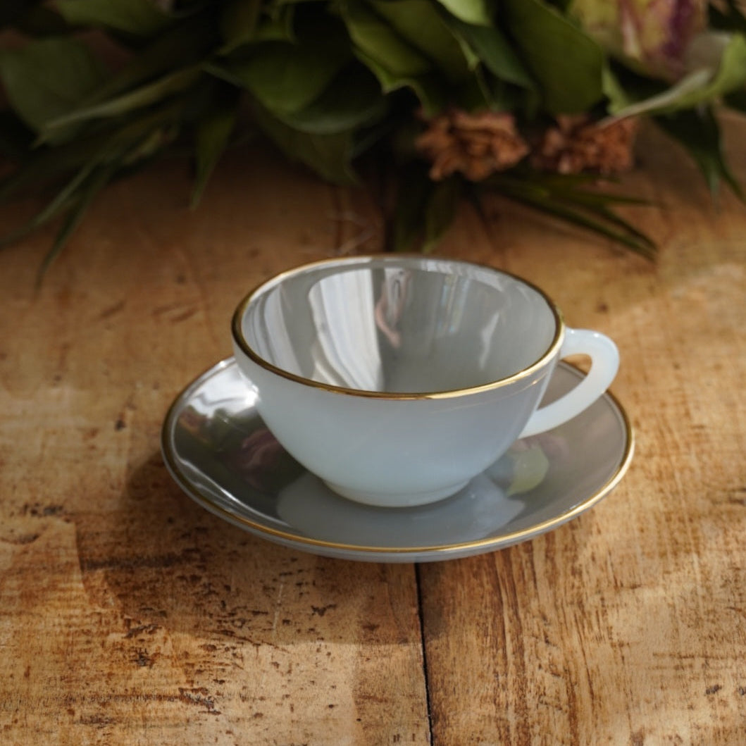 Tasse "Rainbow" Arlequin en verre opalin bleu/violet foncé pastel et doré Arcopal