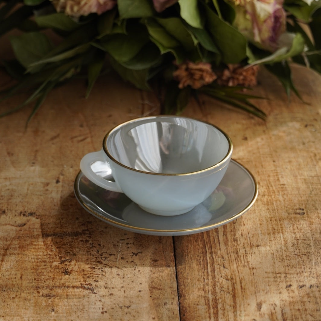 Tasse "Rainbow" Arlequin en verre opalin bleu/violet foncé pastel et doré Arcopal