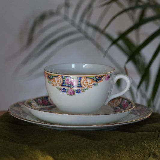 Tasse "Delia" en porcelaine anglaise fleurie et dorée avec son asssiette à gâteau