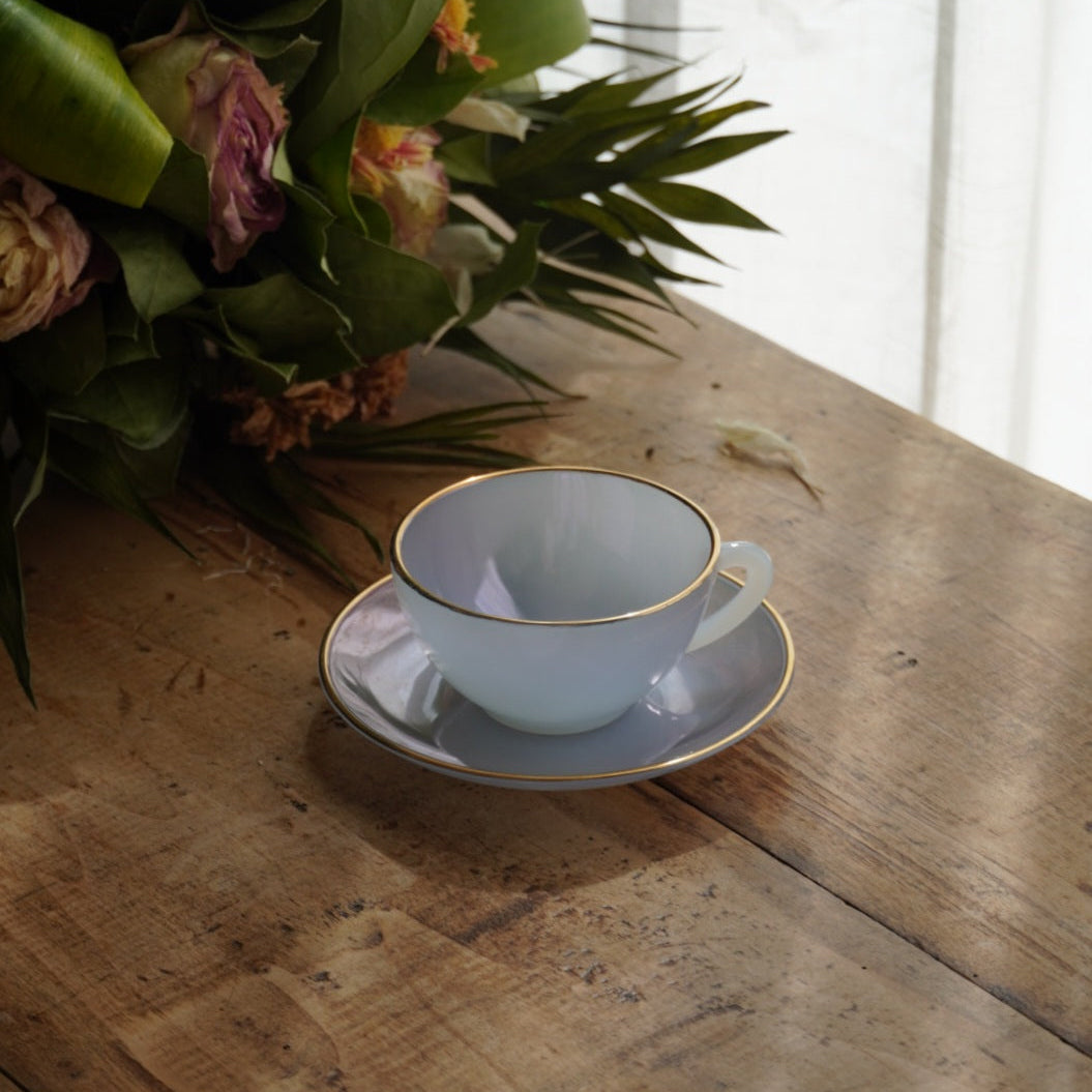 Tasse "Rainbow" Arlequin en verre opalin bleu/violet pastel et doré Arcopal
