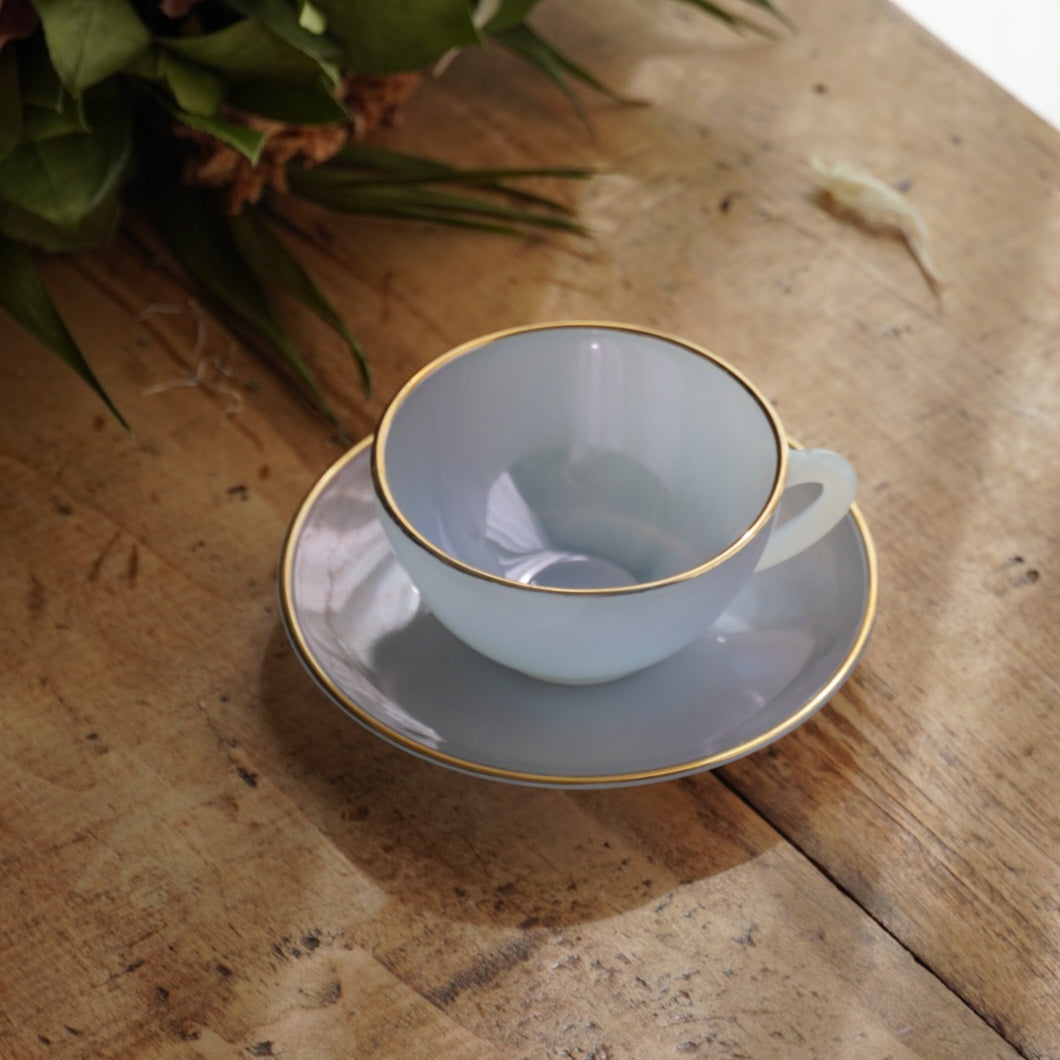 Tasse "Rainbow" Arlequin en verre opalin bleu/violet pastel et doré Arcopal