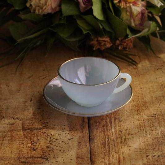 Tasse "Rainbow" Arlequin en verre opalin bleu/violet pastel et doré Arcopal