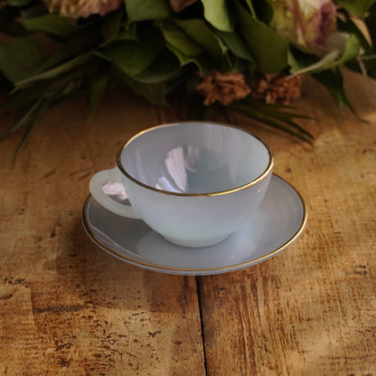 Tasse "Rainbow" Arlequin en verre opalin bleu/violet pastel et doré Arcopal