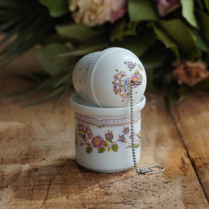 Boule à thé "Mancielle" en porcelaine fleurie et son support en porcelaine de Paris