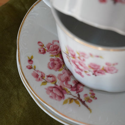 Tête-à-tête de tasses "Simona" en porcelaine ARPO fleuries et dorées