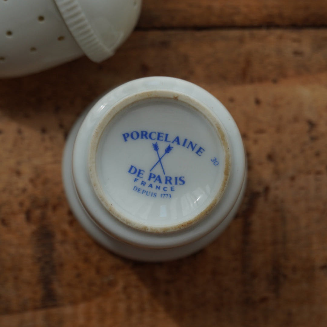 Boule à thé "Mancielle" en porcelaine fleurie et son support en porcelaine de Paris