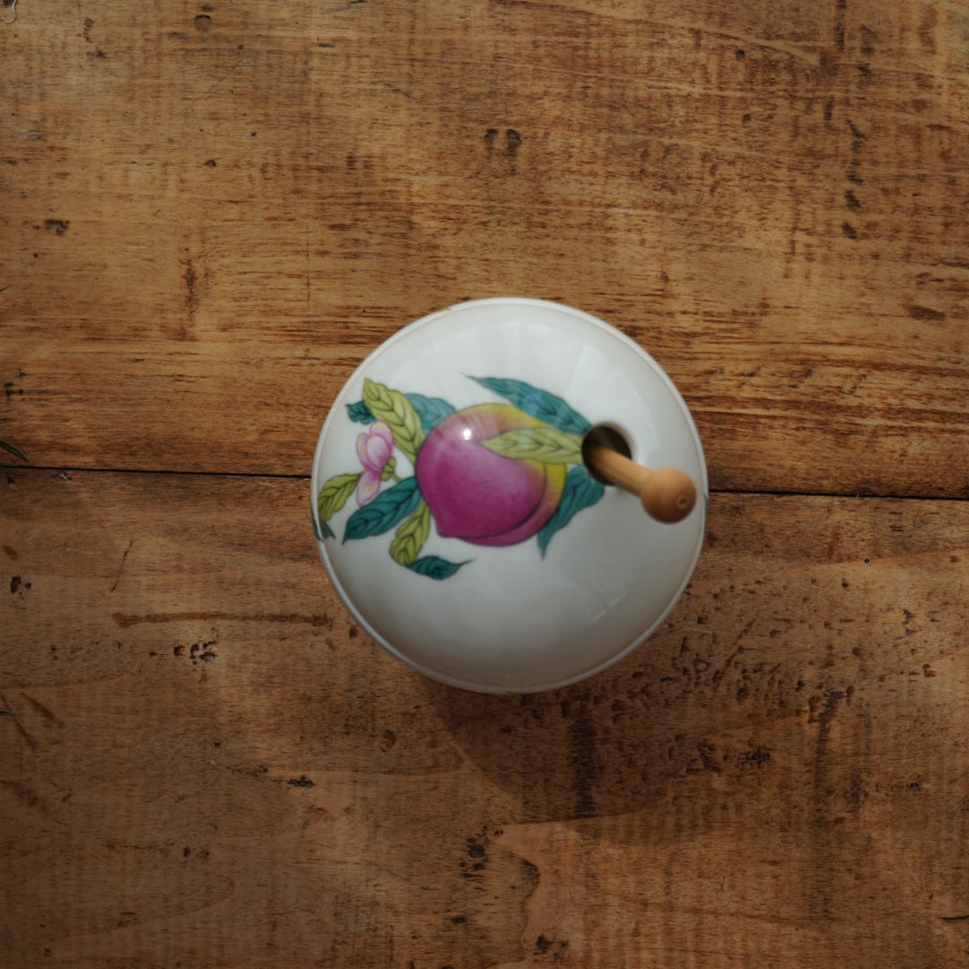 Sucrier "Irénor" en porcelaine aux motifs fruités en porcelaine de Paris et sa petite cuillère en bois