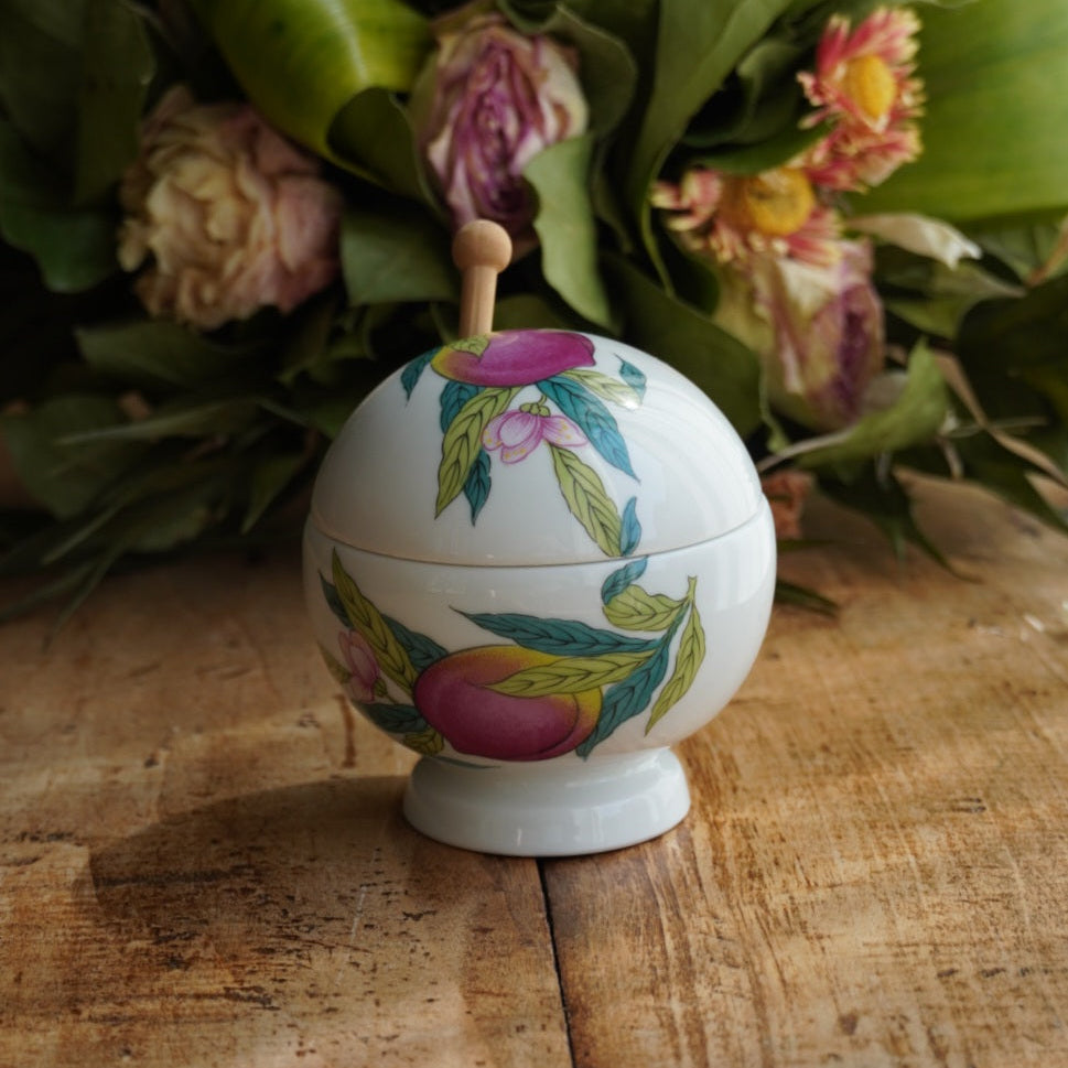 Sucrier "Irénor" en porcelaine aux motifs fruités en porcelaine de Paris et sa petite cuillère en bois
