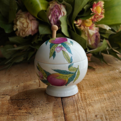 Sucrier "Irénor" en porcelaine aux motifs fruités en porcelaine de Paris et sa petite cuillère en bois