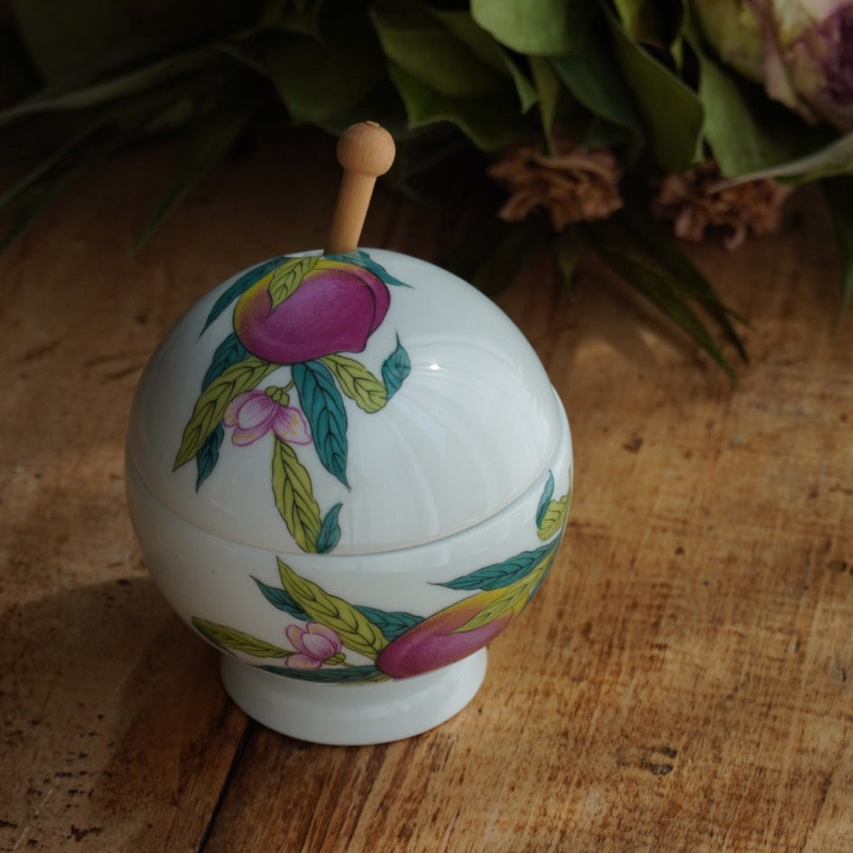 Sucrier "Irénor" en porcelaine aux motifs fruités en porcelaine de Paris et sa petite cuillère en bois