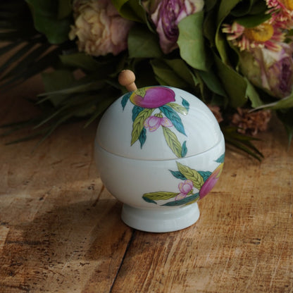 Sucrier "Irénor" en porcelaine aux motifs fruités en porcelaine de Paris et sa petite cuillère en bois