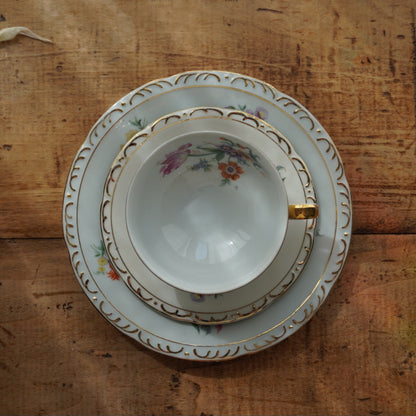 Tasse "Käthe" en porcelaine allemande fleurie et dorée avec son assiette à gâteau PB Königsee