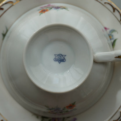 Tasse "Käthe" en porcelaine allemande fleurie et dorée avec son assiette à gâteau PB Königsee