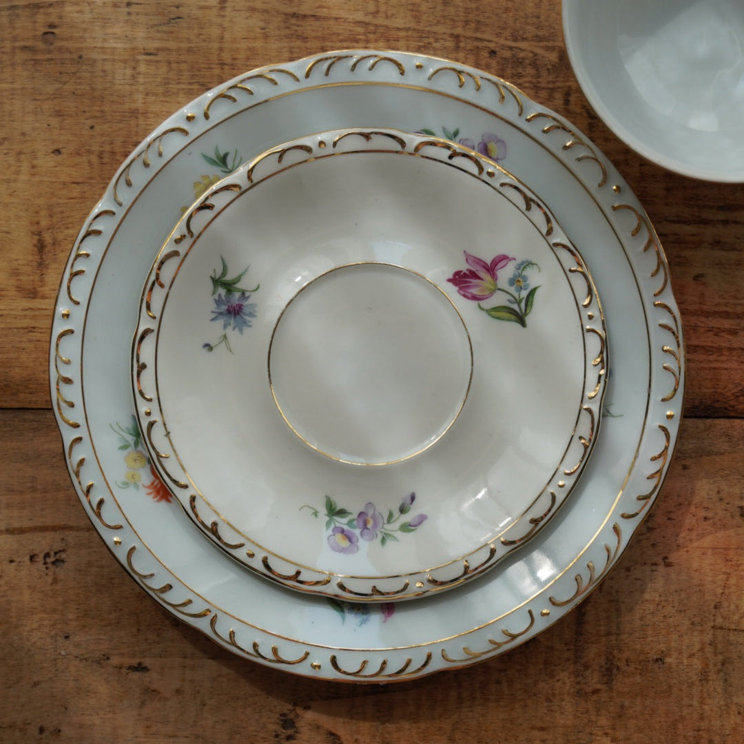 Tasse "Käthe" en porcelaine allemande fleurie et dorée avec son assiette à gâteau PB Königsee