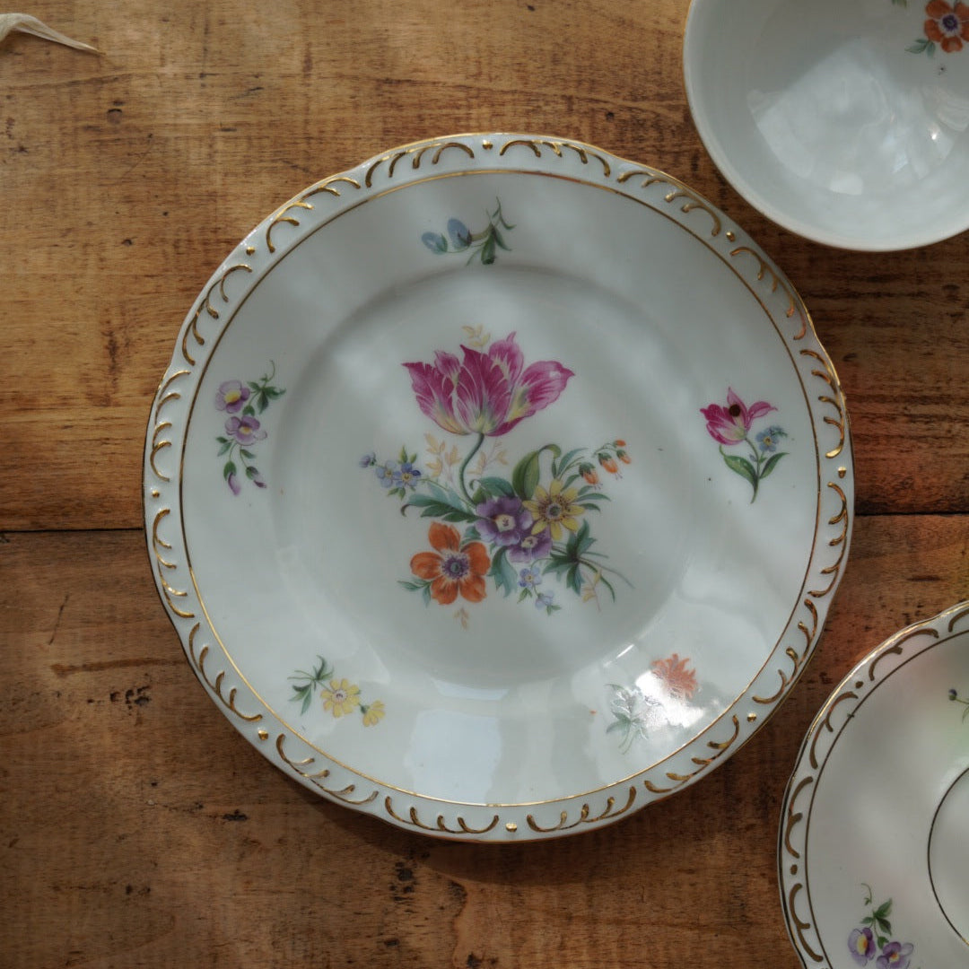 Tasse "Käthe" en porcelaine allemande fleurie et dorée avec son assiette à gâteau PB Königsee