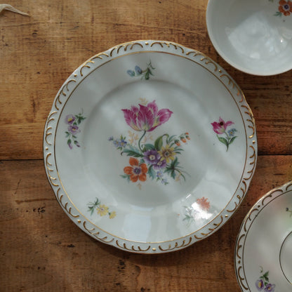Tasse "Käthe" en porcelaine allemande fleurie et dorée avec son assiette à gâteau PB Königsee