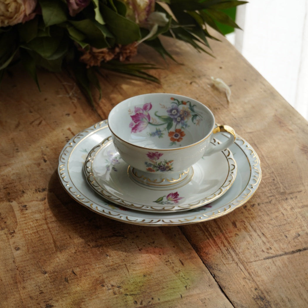 Tasse "Käthe" en porcelaine allemande fleurie et dorée avec son assiette à gâteau PB Königsee