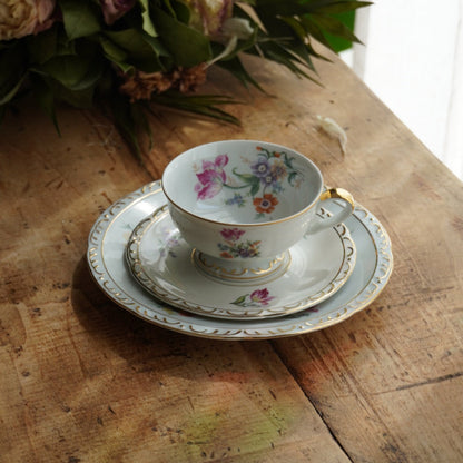 Tasse "Käthe" en porcelaine allemande fleurie et dorée avec son assiette à gâteau PB Königsee