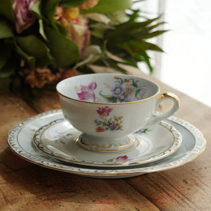 Tasse "Käthe" en porcelaine allemande fleurie et dorée avec son assiette à gâteau PB Königsee