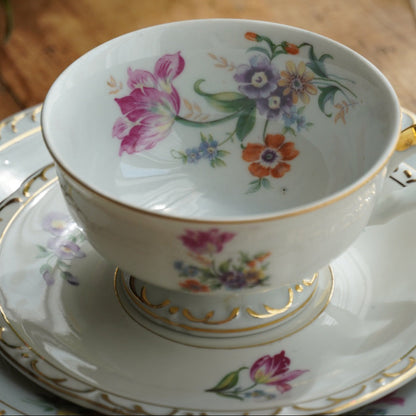 Tasse "Käthe" en porcelaine allemande fleurie et dorée avec son assiette à gâteau PB Königsee