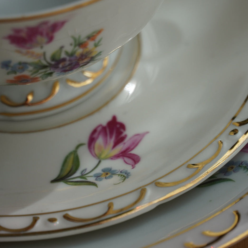 Tasse "Käthe" en porcelaine allemande fleurie et dorée avec son assiette à gâteau PB Königsee
